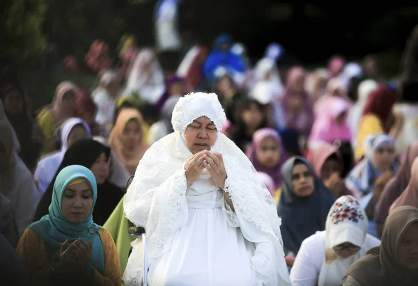 Muslim Indonesia Melaksanakan Salat Idul Fitri Surabaya Jawa Timur — Stok Foto