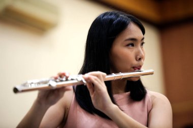 Çubuklu Asyalı kadın.