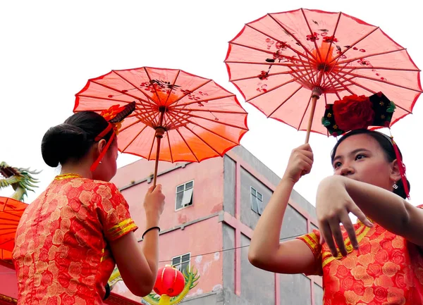 傘と赤い傘を持った若い女性が — ストック写真
