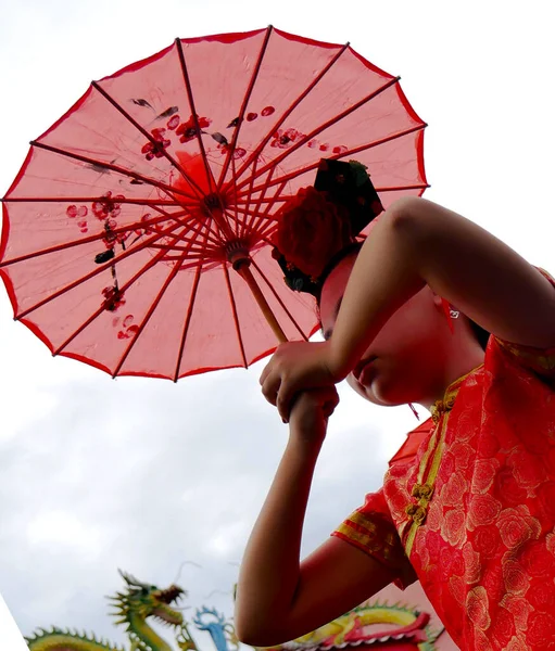 Jeune Femme Avec Parapluie Dans Parc — Photo