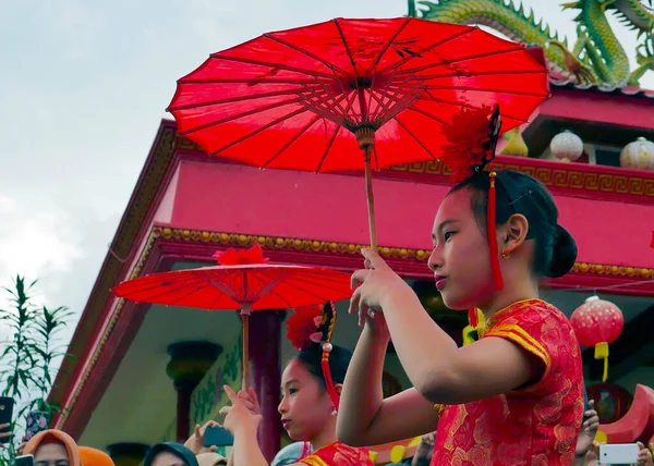 Азіатська Жінка Традиційній Тайській Сукні Парасолькою — стокове фото