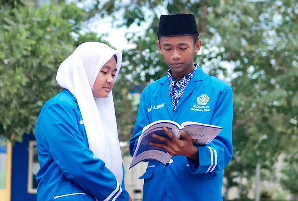 Muszlim Diákok Olvasás Egy Könyvet Parkban — Stock Fotó