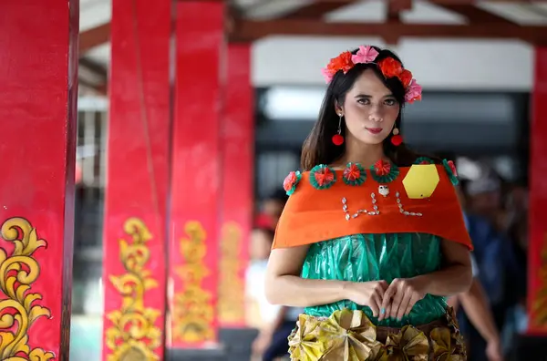 Новорічна Китайська Дівчинка Традиційному Одязі Червоним Мішком — стокове фото