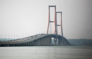 Nehrin üzerindeki köprü