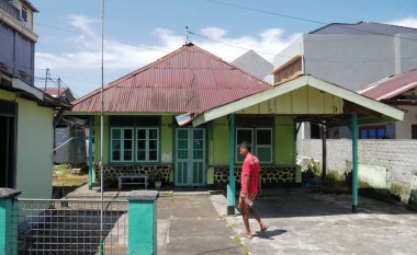 Sokakta sırt çantalı şapkalı bir kadın.