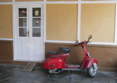 Kırmızı motosikletli klasik retro scooter.