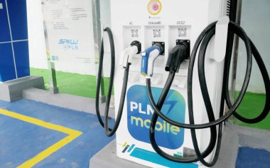 Yakıt pompalı bir benzin istasyonu.