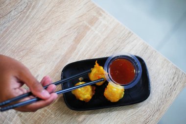 Bir tabakla balığın yemek fotoğrafı.