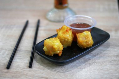 Soslu ve peynirli kızarmış tavuk kanadı.