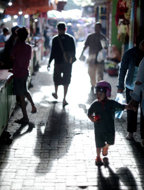 Şehirde yürüyen insanlar.