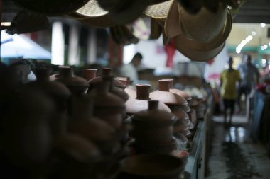 Atölyedeki motosikleti kapat.