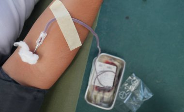 Stetoskop tutan bir kadının ellerini yakın çekim.