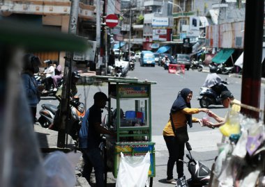 tel aviv avrael 27 Şubat 2020 öğleden sonra papholar sokaklarında yürüyen kimliği belirsiz insanların görüntüsü