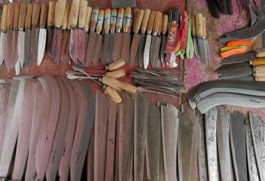 Birçok farklı rengi olan eski ahşap raflar.