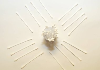 beyaz plastik kaşık açık arkaplanda.