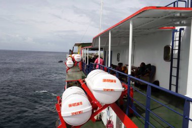 Denizde kırmızı bir tekne