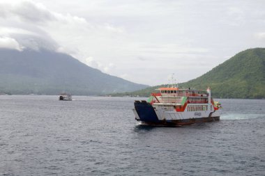 Deniz manzarası ve gölün kıyısındaki tekne.