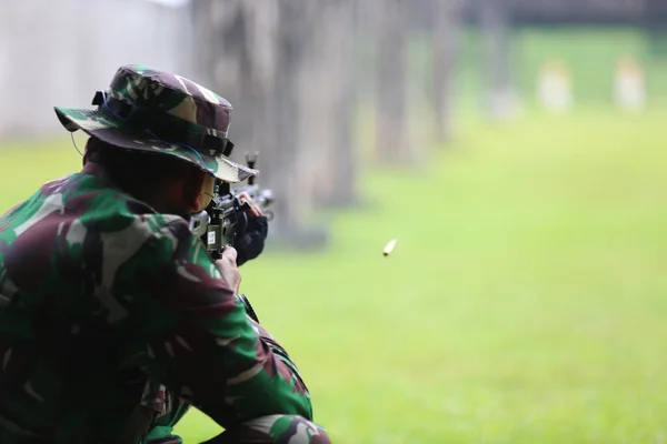 Tentara Militer Dengan Senapan Dan Helm Lapangan — Stok Foto