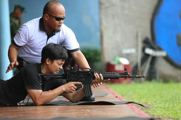 Anak Muda Dan Anaknya Bermain Dengan Pistol Kota — Stok Foto