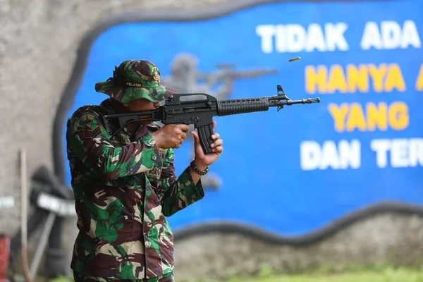 Tentara Militer Dengan Senapan Dan Pistol — Stok Foto