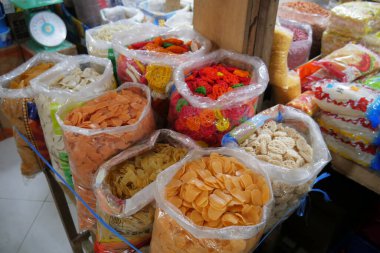 Tayland 'da bir markette satılık çeşitli yiyecekler.