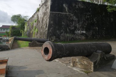 Kale şehrinde eski bir top.