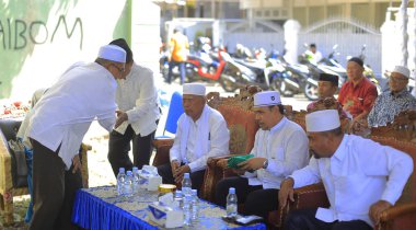 Müstakbel hacılar Mekke 'ye doğru yola çıkmadan önce bir kurtuluş töreni düzenlerler.