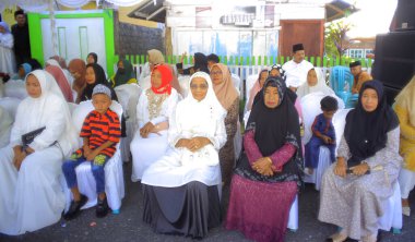 Sokaktaki bir grup insan.