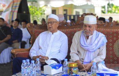 Umut vadeden hacılar, 20 Mayıs 2023 'te Mekke' ye, Ternatif, Kuzey Maluku, Endonezya 'ya doğru yola çıkmadan önce bir kurtuluş töreni düzenlerler.