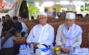 Umut vadeden hacılar, 20 Mayıs 2023 'te Mekke' ye, Ternatif, Kuzey Maluku, Endonezya 'ya doğru yola çıkmadan önce bir kurtuluş töreni düzenlerler.