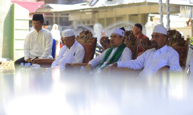 Hastanede bir grup insan var.