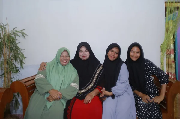 Família Muçulmana Feliz Com Hijab Tradicional — Fotografia de Stock