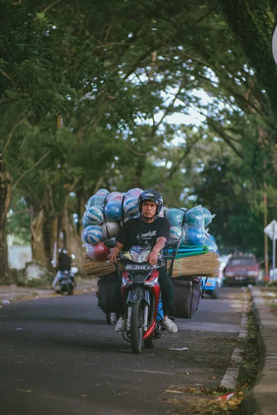 Чоловік Їде Мотоциклі Парку — стокове фото