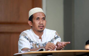 Gus Solah 'ın Jombang, Doğu Java, Endonezya' da dua ettiği merhum KH Hasyim Asy 'ari' nin özel odasını gösterirken, Tebu ireng İslami yatılı okulunda Nur Rokhman Abdi. 3 Şubat 2020