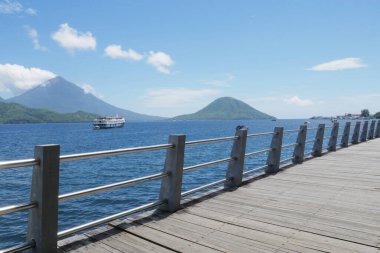 Dağlarda ahşap köprü 