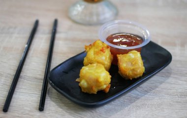 Tabakta kızarmış karides rulosu 