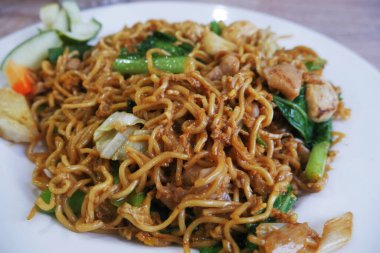 Kızarmış noodle ve tavuk 