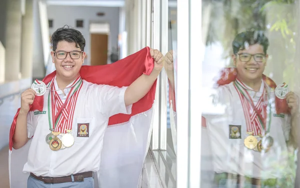 Fiatal Jóképű Férfi Fehér Piros Ing Gazdaság Mutatja Zászló Indonéz — Stock Fotó