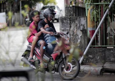 İki çocuk scooter kullanıyor. 