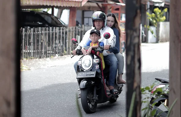 Familie Met Motor Straat Van Bali — Stockfoto