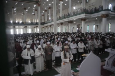 Müslümanlar camide, kabe 'de, Suudi Arabistan' da namaz kılıyor.