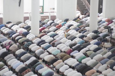 Müslüman da camide dua.