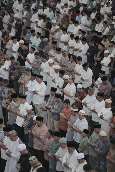那个穆斯林男子正在一座清真寺里祈祷 — 图库照片