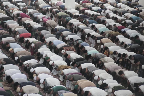 Μουσουλμάνοι Άνθρωποι Προσεύχονται Στο Τζαμί Της Μέκκα — Φωτογραφία Αρχείου