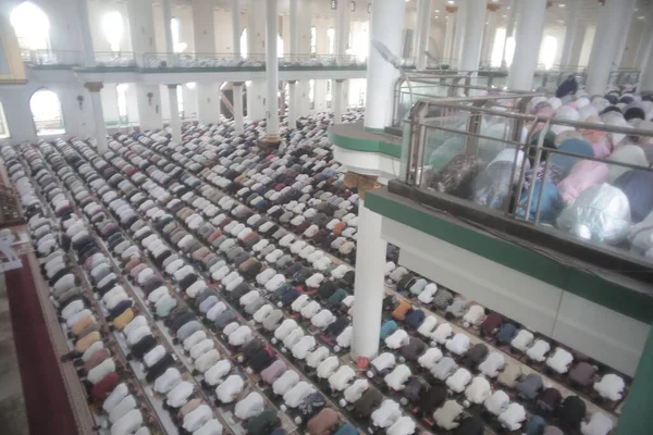 Мусульманин Молится Мечети — стоковое фото