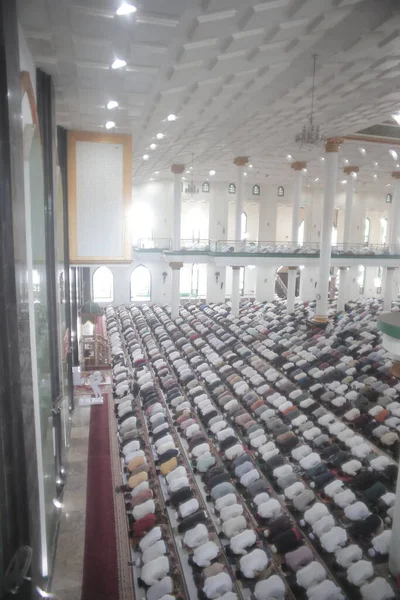 Μουσουλμάνοι Άνθρωποι Προσεύχονται Μαζί Ένα Τζαμί — Φωτογραφία Αρχείου
