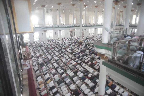 Povo Muçulmano Orando Dentro Mesquita — Fotografia de Stock