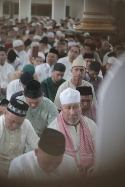マレーシアのクアラルンプール 7月1日0時2分1秒9若者とイスラム教徒のグループがモスクで祈っています — ストック写真