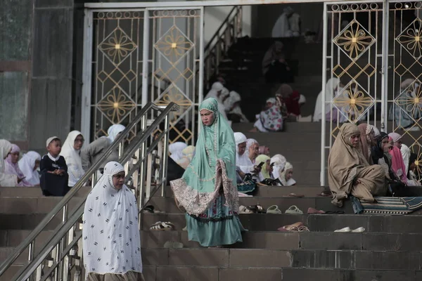 Muslimska Kvinnor Traditionella Kläder Framför Gamla Moskén — Stockfoto