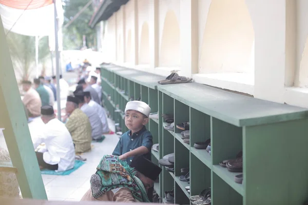 Orang Muslim Sedang Duduk Depan Masjid — Stok Foto